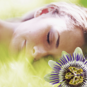 Schlafende Frau mit Passionsblume